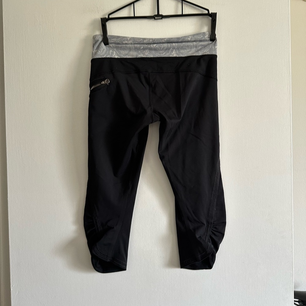 Lululemon Athletica Black/ Gray Floral Print Cropped Running Leggings size 4 EUC - Picture 3 of 8